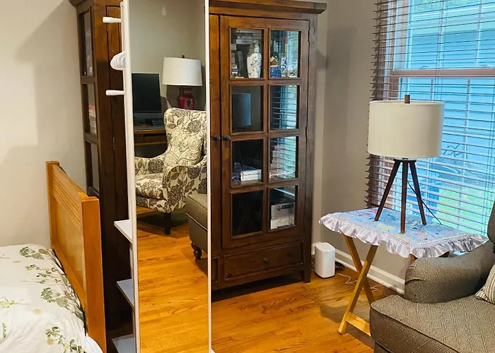 B5 A Private In Downtown With Desk And Wi-fi Near Everything * Naperville